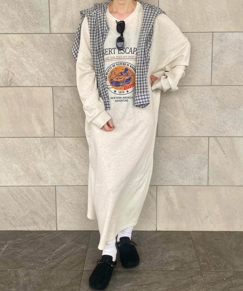 ISOOK(アイスー)の「ロゴプリントスウェットワンピース(kiharu select) / 長袖 ロング カジュアル 春 レタリング ルーズ 英字ロゴ ヴィンテージライク 古着風 クルーネック(ワンピース・レディース・ネイビー/オートミール・FREE)」の4枚目の写真