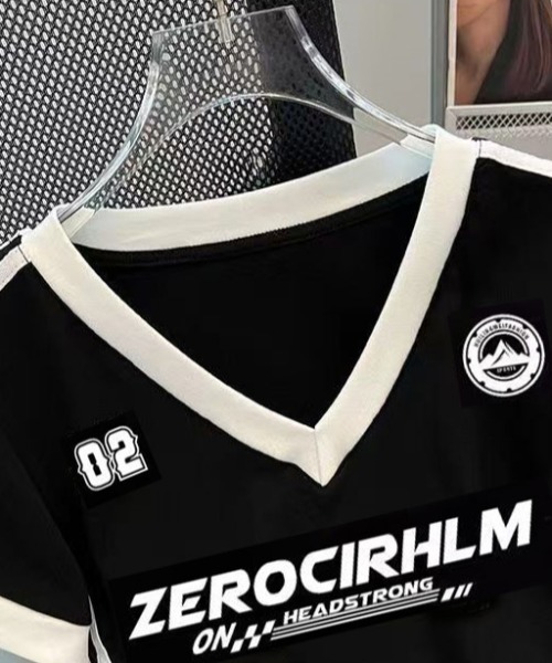 lilful(リルフル)の「【26年春夏新作】サイドライン ゲームデザイン VネックピチT(Tシャツ/カットソー・レディース・ホワイト/ブラック・F)」の3枚目の写真