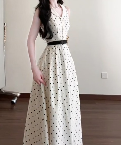 LUCPY(ラクピー)の「ドット柄ノースリーブフレアロングワンピース(ワンピース・レディース・ホワイト・LARGE/MEDIUM/SMALL/X-LARGE)」の2枚目の写真