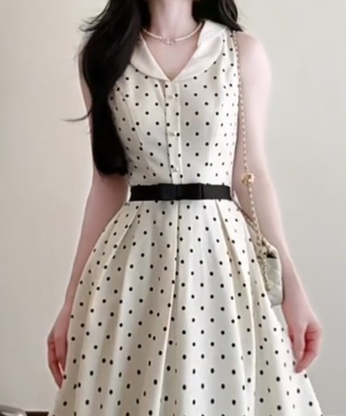 LUCPY(ラクピー)の「ドット柄ノースリーブフレアロングワンピース(ワンピース・レディース・ホワイト・LARGE/MEDIUM/SMALL/X-LARGE)」の3枚目の写真