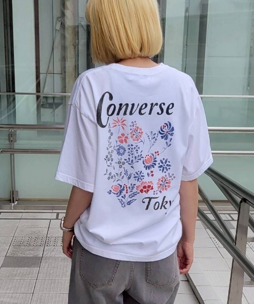 CONVERSE TOKYO(コンバーストウキョウ)の「BACK FLOWER PRINT TEE(Tシャツ/カットソー・レディース・ブルー/ブラック/レッド/ホワイト・MEDIUM/SMALL)」の1枚目の写真