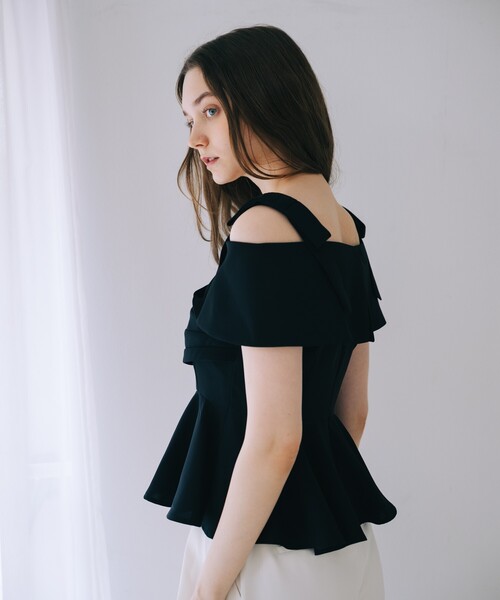 SELFIST(セルフィスト)の「オフショルリボン付きペプラムブラウス 2way 夏服 フェミニン きれいめ 大人(シャツ/ブラウス・レディース・ブラック/アイボリー・36/38)」の14枚目の写真