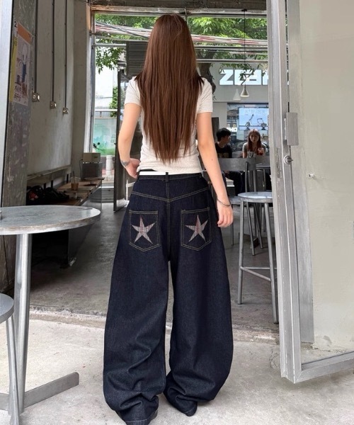 FUNdaysion(ファンデイション)の「スターワイドデニムパンツ(デニムパンツ・レディース・ブラック・L/M/S)」の2枚目の写真