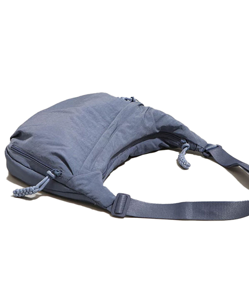 AYIHOLIC CASHMERE（アイホリックカシミア）の「ハーフムーンキリングディテールショルダーバッグ（メッセンジャーバッグ・レディース・アッシュグレー/エメラルドブルー・FREE）」の2枚目の写真