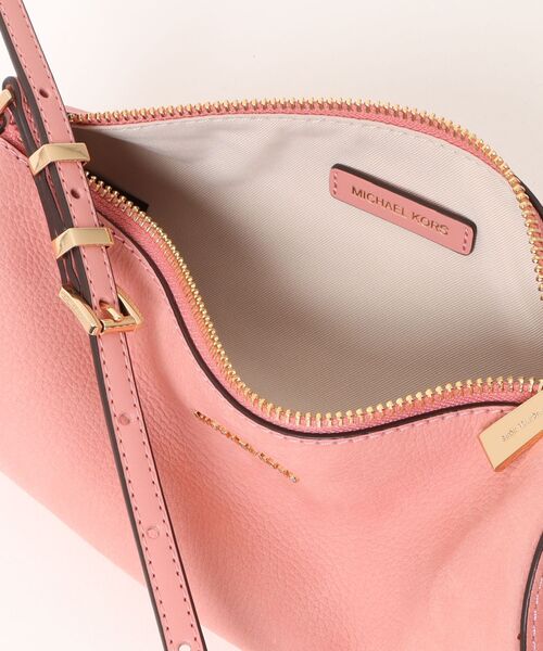 MICHAEL KORS(マイケルコース)の「IZZY ヌバック バレルポシェット スモール(ショルダーバッグ・レディース・ピンク系・FREE)」の6枚目の写真