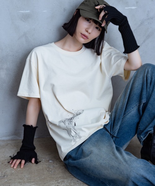 TAMYU(タミュー)の「TAMYU - Tau Graphic Tee / タウグラフィックTシャツ(Tシャツ/カットソー・メンズ・アイボリー/ブラック/チャコールグレー・FREE/SMALL)」の3枚目の写真