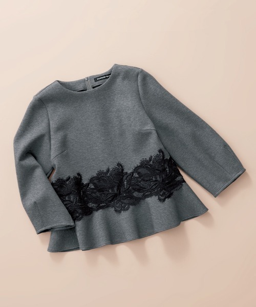 STRAWBERRY-FIELDS(ストロベリーフィールズ)の「パールライトダンボール_レース付ペプラムトップス(Tシャツ/カットソー・レディース・オフホワイト/チャコールグレー・2)」の2枚目の写真