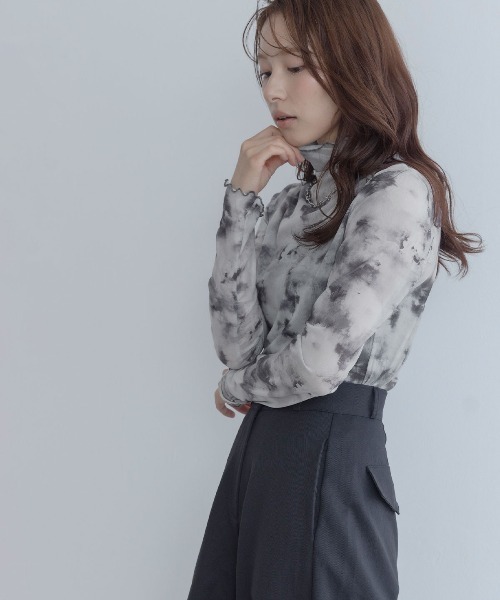 maviru(マヴィル)の「シアー メッシュ ハイネック トップス(Tシャツ/カットソー・レディース・ベージュ系/グレー系・M/L/XL)」の3枚目の写真
