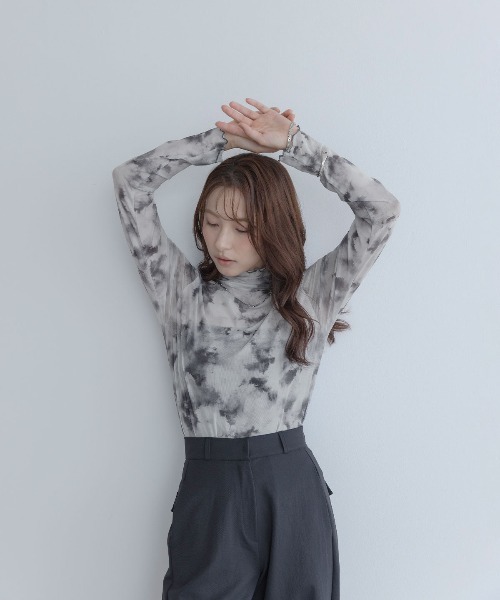 maviru(マヴィル)の「シアー メッシュ ハイネック トップス(Tシャツ/カットソー・レディース・ベージュ系/グレー系・M/L/XL)」の4枚目の写真