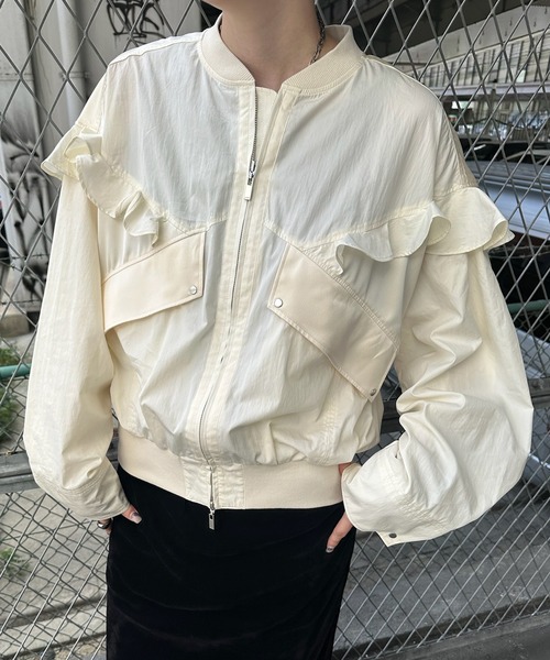 Ameri(アメリ)の「MILITARY NYLON FRILL BLOUSON(ブルゾン・レディース・ブラック/カーキ/アイボリー・SMALL/MEDIUM)」の2枚目の写真