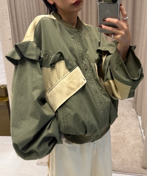 Ameri(アメリ)の「MILITARY NYLON FRILL BLOUSON(ブルゾン・レディース・ブラック/カーキ/アイボリー・SMALL/MEDIUM)」の8枚目の写真
