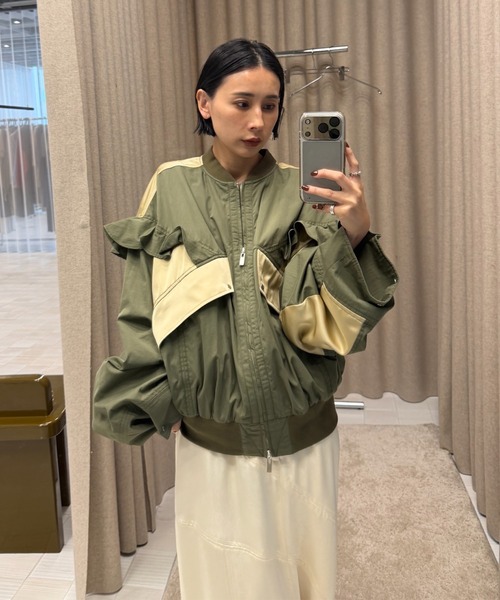 Ameri(アメリ)の「MILITARY NYLON FRILL BLOUSON(ブルゾン・レディース・ブラック/カーキ/アイボリー・SMALL/MEDIUM)」の6枚目の写真