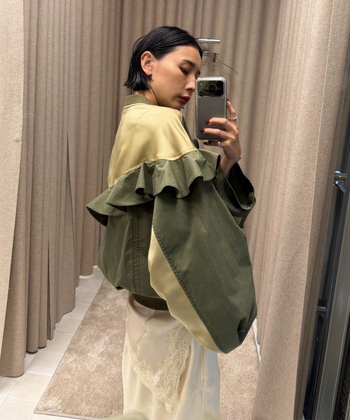 Ameri(アメリ)の「MILITARY NYLON FRILL BLOUSON(ブルゾン・レディース・ブラック/カーキ/アイボリー・SMALL/MEDIUM)」の7枚目の写真