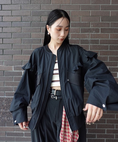 Ameri(アメリ)の「MILITARY NYLON FRILL BLOUSON(ブルゾン・レディース・ブラック/カーキ/アイボリー・SMALL/MEDIUM)」の21枚目の写真