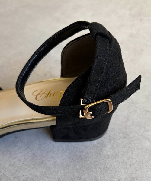 Chez toi(シェトワ)の「異素材ベロアストラップパンプス(サンダル・レディース・グレー/ブラウン/ブラック・24cm/23cm)」の6枚目の写真