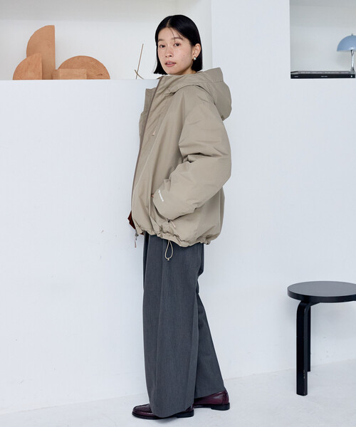 FREAK'S STORE(フリークスストア)の「+Phenix × FREAK'S STORE/プラスフェニックス 別注 GORE-TEX WINDSTOPPER HOODIE JACKET/ゴアテックス ウィンドストッパー フーディー ジャケット(ダウンジャケット/コート・レディース・オフホワイト/ブラック/ベージュ・MEDIUM/SMALL)」の21枚目の写真