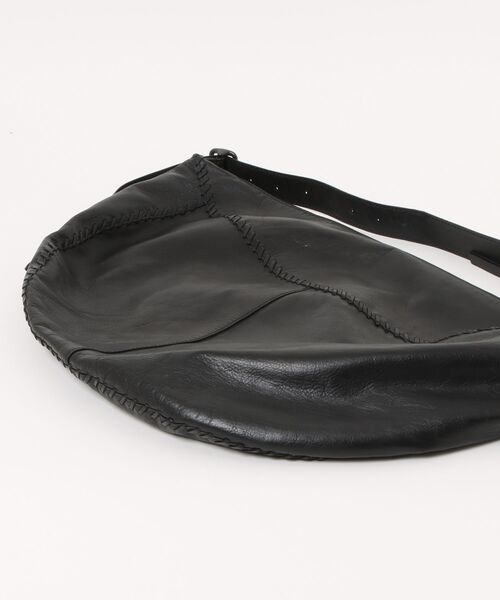 ALLSAINTS(オールセインツ)の「ESME WHIPSTITCH LEATHER SHOULDER BAG | ESME ウィップステッチ レザー ショルダー バッグ(ショルダーバッグ・レディース・ブラック・ONE SIZE)」の7枚目の写真