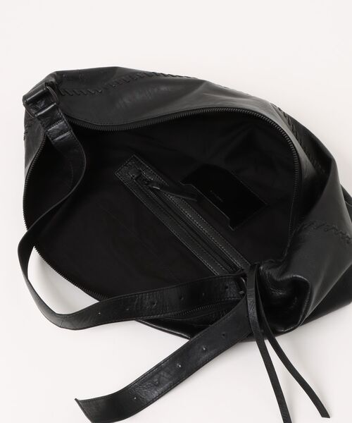 ALLSAINTS(オールセインツ)の「ESME WHIPSTITCH LEATHER SHOULDER BAG | ESME ウィップステッチ レザー ショルダー バッグ(ショルダーバッグ・レディース・ブラック・ONE SIZE)」の8枚目の写真