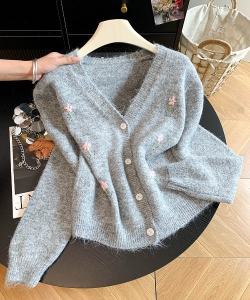 AMAJI(アマジ)の「フラワー刺繍 Vネック ニットカーディガン(カーディガン/ボレロ・レディース・グレー/ライトブルー/ホワイト・FREE)」の2枚目の写真