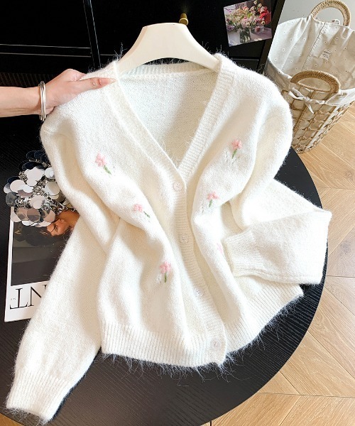 AMAJI(アマジ)の「フラワー刺繍 Vネック ニットカーディガン(カーディガン/ボレロ・レディース・グレー/ライトブルー/ホワイト・FREE)」の1枚目の写真