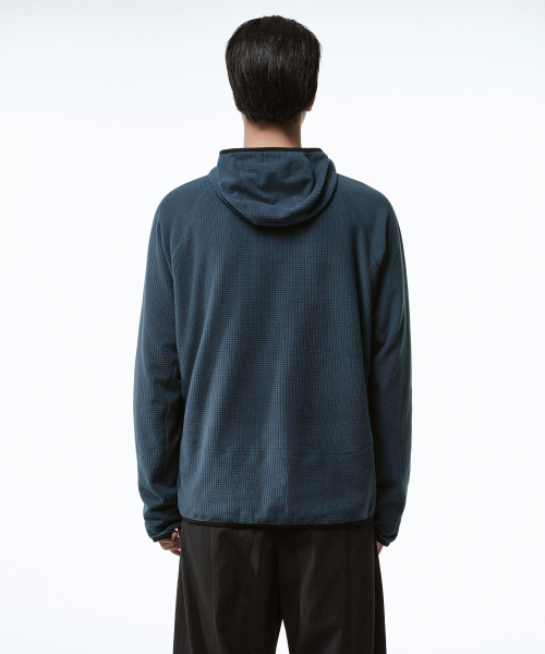 MUSINSA STANDARD（ムシンサスタンダード）の「[シティレジャー] グリッドポーラフリースフード付き長袖Tシャツ [ミッドナイトブルー]（その他アウター・メンズ・その他・SMALL/MEDIUM/LARGE/X-LARGE/2XL）」の4枚目の写真
