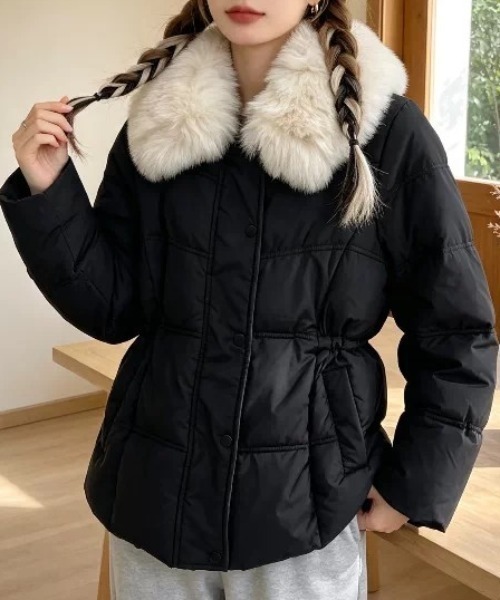 AMAJI(アマジ)の「ファーカラー ウエストマーク 中綿コート(その他アウター・レディース・ブラック/レッド/ホワイト・LARGE/MEDIUM/SMALL/X-LARGE)」の4枚目の写真