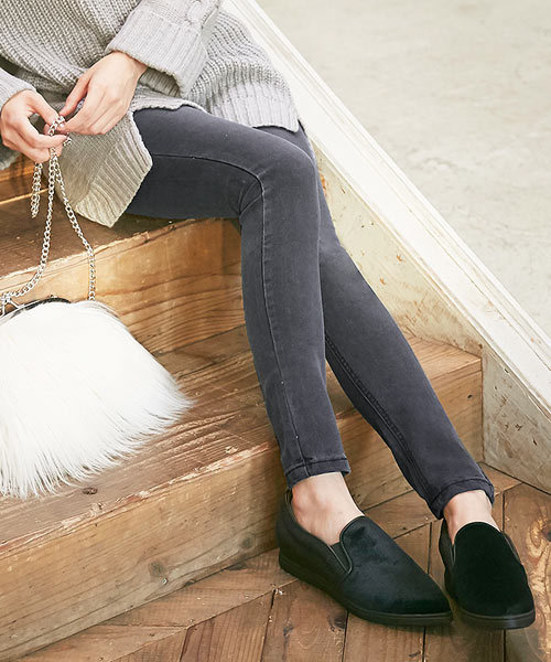 KOBE LETTUCE（コウベレタス）の「イージーフィットストレッチスキニーデニムパンツ（デニムパンツ・レディース・ブルー/ワンウォッシュ/ライトブルー/インディゴブルー/グレー/ブラック/サックスブルー/ブラック系その他/ネイビー/その他・L/S/M/LL/XS/3L/XXS/L-Short/XXL-Short/M-Short/S-Short/XL-Short/XS-Short）」の4枚目の写真