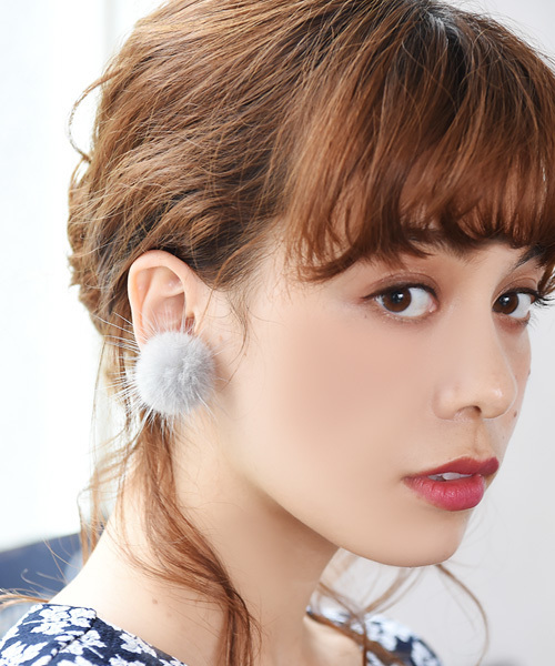 Luz Llena（ラズレナ）の「ミンクファーアシンメトリーピアス（ピアス（両耳用）・レディース・グレー/ベージュ・ﾌﾘ-）」の2枚目の写真