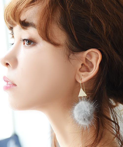 Luz Llena（ラズレナ）の「ミンクファーアシンメトリーピアス（ピアス（両耳用）・レディース・グレー/ベージュ・ﾌﾘ-）」の5枚目の写真