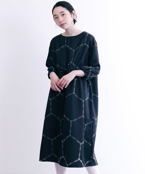 merlot plus（メルロープリュス）の「ハチチェック柄ワンピース2486（ワンピース・レディース・ブラック/ワイン・FREE）」の2枚目の写真