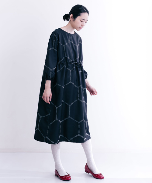 merlot plus（メルロープリュス）の「ハチチェック柄ワンピース2486（ワンピース・レディース・ブラック/ワイン・FREE）」の6枚目の写真