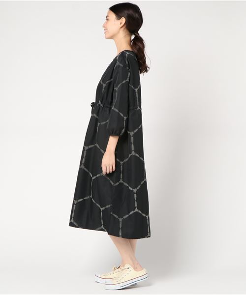 merlot plus（メルロープリュス）の「ハチチェック柄ワンピース2486（ワンピース・レディース・ブラック/ワイン・FREE）」の3枚目の写真