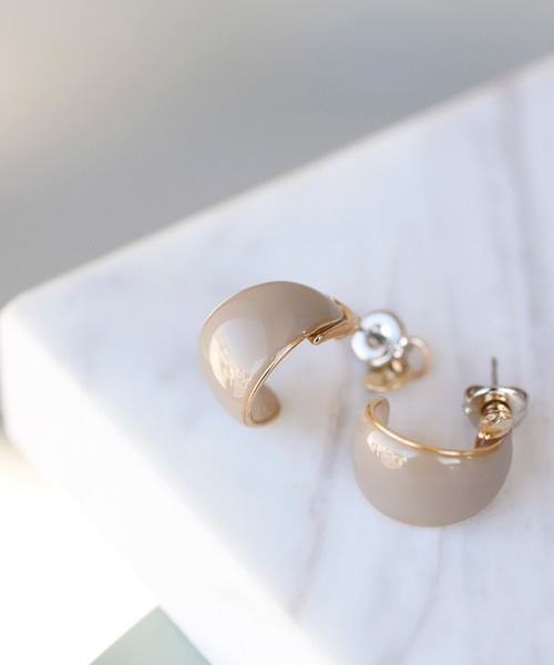 ANEMONE（アネモネ）の「つやつやプレートのシックカラーピアス[カール][S]（ピアス（両耳用）・レディース・カーキ/ブラウン/グレー/ライトピンク/グリーン・FREE）」の2枚目の写真