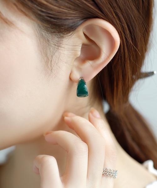 ANEMONE（アネモネ）の「つやつやプレートのシックカラーピアス[カール][S]（ピアス（両耳用）・レディース・カーキ/ブラウン/グレー/ライトピンク/グリーン・FREE）」の4枚目の写真