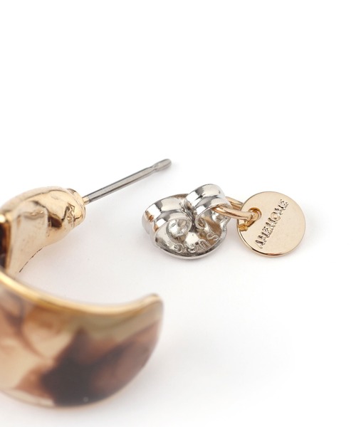 ANEMONE（アネモネ）の「つやつやプレートのシックカラーピアス[カール][S]（ピアス（両耳用）・レディース・カーキ/ブラウン/グレー/ライトピンク/グリーン・FREE）」の9枚目の写真