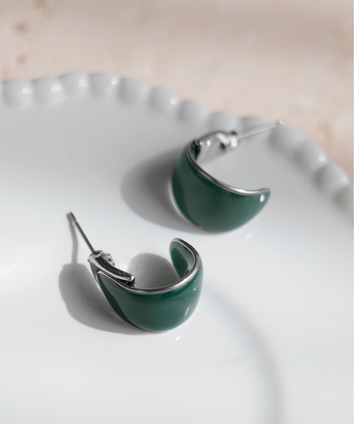 ANEMONE（アネモネ）の「つやつやプレートのシックカラーピアス[カール][S]（ピアス（両耳用）・レディース・カーキ/ブラウン/グレー/ライトピンク/グリーン・FREE）」の6枚目の写真