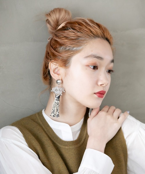 BOEMY(ボエミー)の「つぶつぶビーズ レザーロングタッセルピアス(ピアス(両耳用)・レディース・パイソン・FREE)」の5枚目の写真