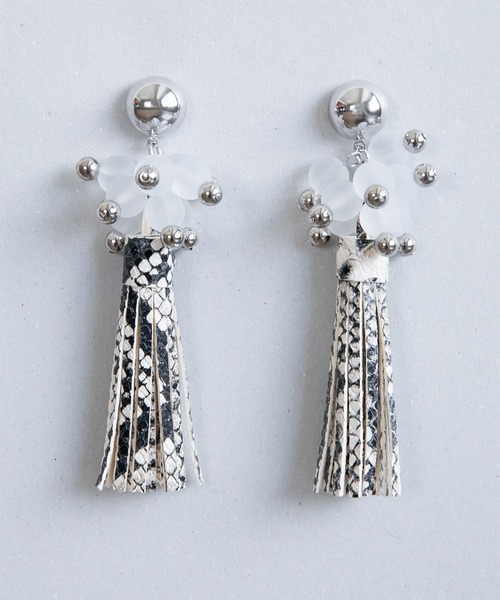 BOEMY(ボエミー)の「つぶつぶビーズ レザーロングタッセルピアス(ピアス(両耳用)・レディース・パイソン・FREE)」の7枚目の写真