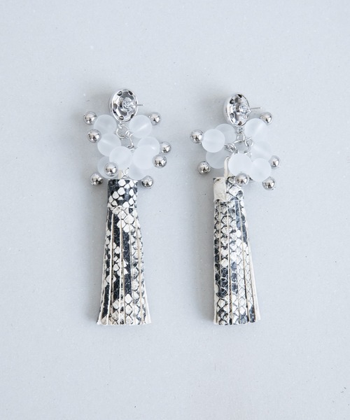 BOEMY(ボエミー)の「つぶつぶビーズ レザーロングタッセルピアス(ピアス(両耳用)・レディース・パイソン・FREE)」の8枚目の写真