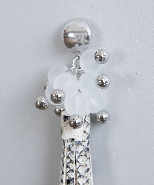 BOEMY(ボエミー)の「つぶつぶビーズ レザーロングタッセルピアス(ピアス(両耳用)・レディース・パイソン・FREE)」の9枚目の写真