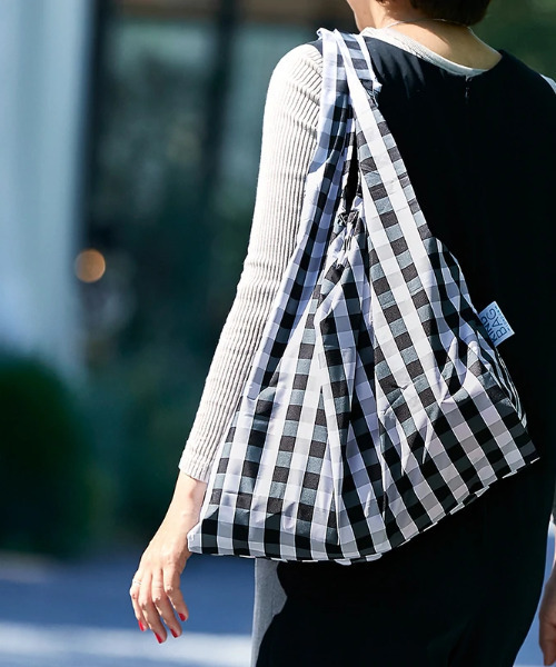 KIND BAG(カインドバッグ)の「〈KIND BAG/カインドバッグ〉プラスチック再生エコバッグ(エコバッグ/サブバッグ)」|ブラック×ホワイト