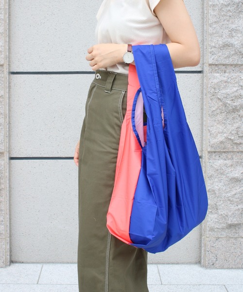 KIND BAG（カインドバッグ）の「〈KIND BAG/カインドバッグ〉プラスチック再生エコバッグ（エコバッグ/サブバッグ・レディース・ベビーピンク/ライトパープル/ブラック×ホワイト/グリーン/ブラック/ホワイト×ブルー/チェック/ピンク/グレー/ライトブルー/ストライプ/カラフル/ネイビー/ベージュ/その他/ブラック×ピンク/ターコイズブルー/ブラック×グレー/マルチ/グレー×ピンク/ブルー/ライラック/ブルー系その他/ピンク系その他/ピンクベージュ/ライトブラウン/イエロー/ダークグリーン/コーラル/パープル/ロイヤルブルー/ブルーグリーン/トリコロール/グリーン×ピンク/チェリーピンク/グリーン×オレンジ/ブルー系その他2・ONE SIZE）」の18枚目の写真