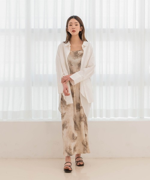 UNE MANSION（ユヌマンション）の「タイダイ柄キャミロングワンピース（シャツワンピース・レディース・ベージュ/グレー・FREE）」の3枚目の写真