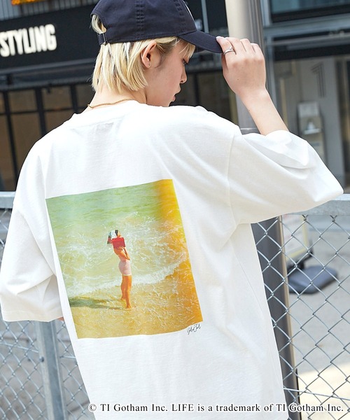 LIFE（ライフ）の「LIFE/ライフ 別注コラボ オーバーサイズ アソートフォトプリント半袖カットソー（Tシャツ/カットソー・メンズ・ホワイト系その他3/ブラック系その他2/ブラック系その他3/ブラック系その他/ホワイト系その他2/ホワイト系その他・M/L）」の2枚目の写真