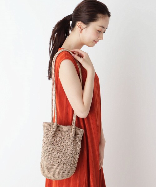 pink adobe(ピンクアドベ)の「◆つまみショルダーニットバッグ(ショルダーバッグ・レディース・ブラック/グレー/シルバー/グリーン/アイボリー/ブロンズ・00)」の7枚目の写真