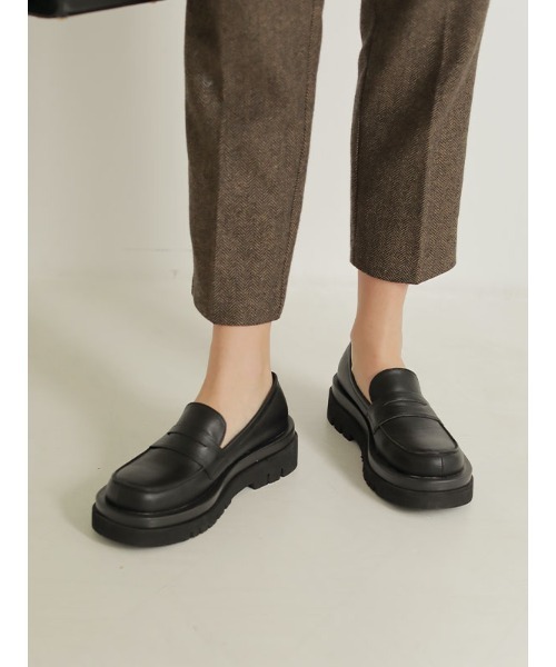 ACYM(アシーム)の「Volume sole ローファー(ローファー・レディース・アイボリー/ブラック・SMALL/MEDIUM/LARGE)」の2枚目の写真