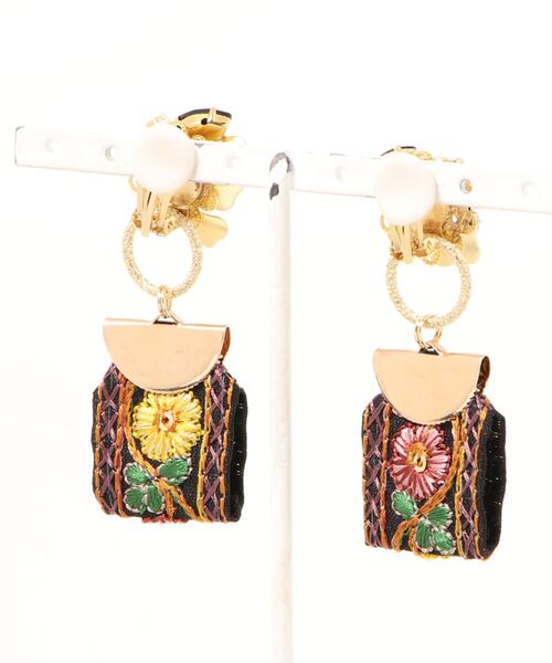 tone（トーン）の「【Lagrea ribbon】2way メタルフラワーとブラック刺繍リボンのイヤリング(MA)（イヤリング・レディース・ブラック・FREE）」の7枚目の写真