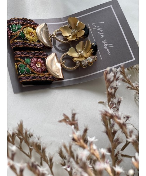 tone（トーン）の「【Lagrea ribbon】2way メタルフラワーとブラック刺繍リボンのイヤリング(MA)（イヤリング・レディース・ブラック・FREE）」の2枚目の写真