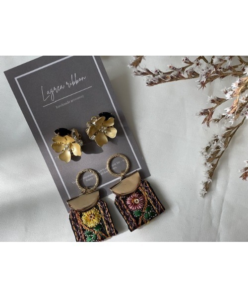 tone（トーン）の「【Lagrea ribbon】2way メタルフラワーとブラック刺繍リボンのイヤリング(MA)（イヤリング・レディース・ブラック・FREE）」の4枚目の写真
