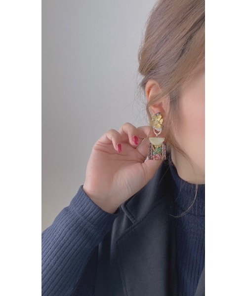tone（トーン）の「【Lagrea ribbon】2way メタルフラワーとブラック刺繍リボンのイヤリング(MA)（イヤリング・レディース・ブラック・FREE）」の6枚目の写真